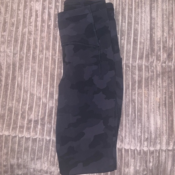 Lulu lemon black camo leggings - Picture 1 of 4